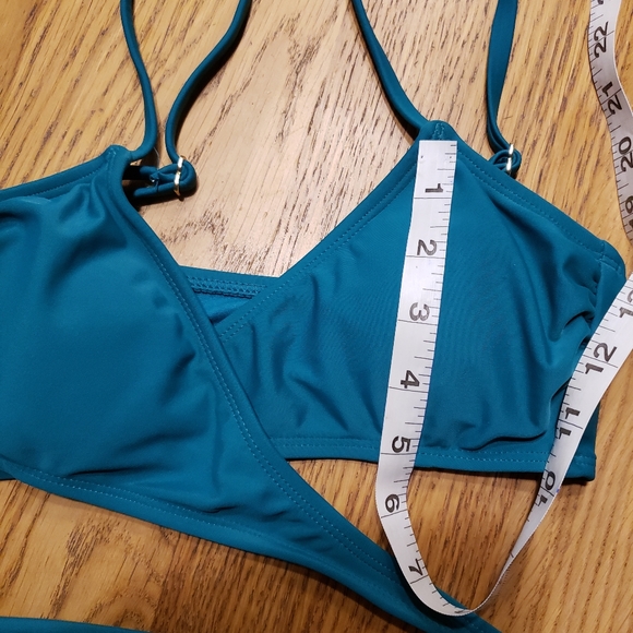 Small forest green criss cross wrap bikini top adjustable straps - Picture 4 of 6